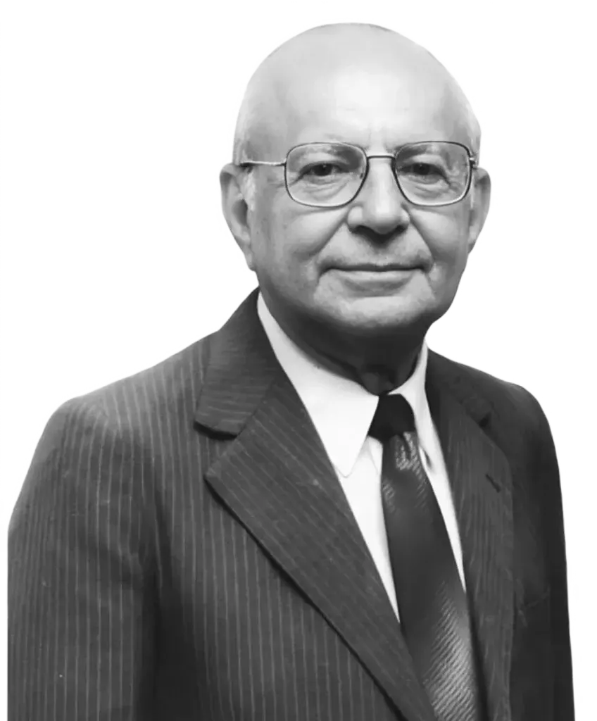 Retrato em preto e branco de Samuel Benchimol, de óculos e terno risca de giz